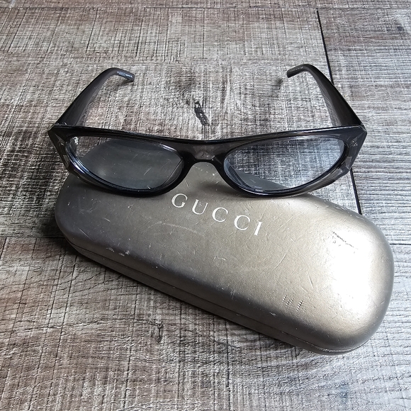 GUCCI - Sunglasses & case - Picture 1 of 16